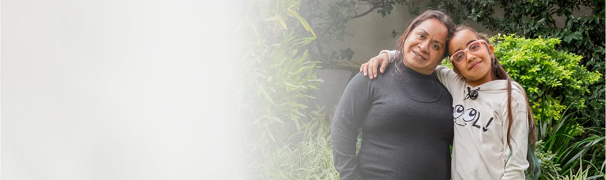Paola y su hija Noemi, ambas pacientes XLH, sonriendo abrazadas