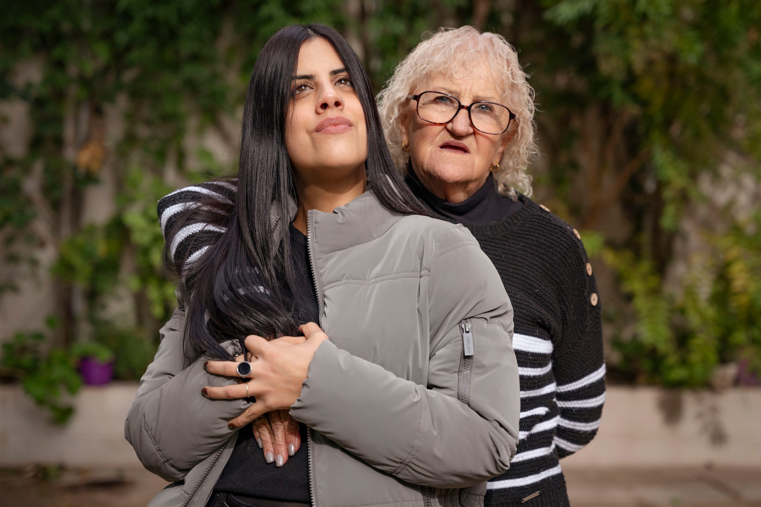 María José, paciente XLH, sonriendo junto a su abuela